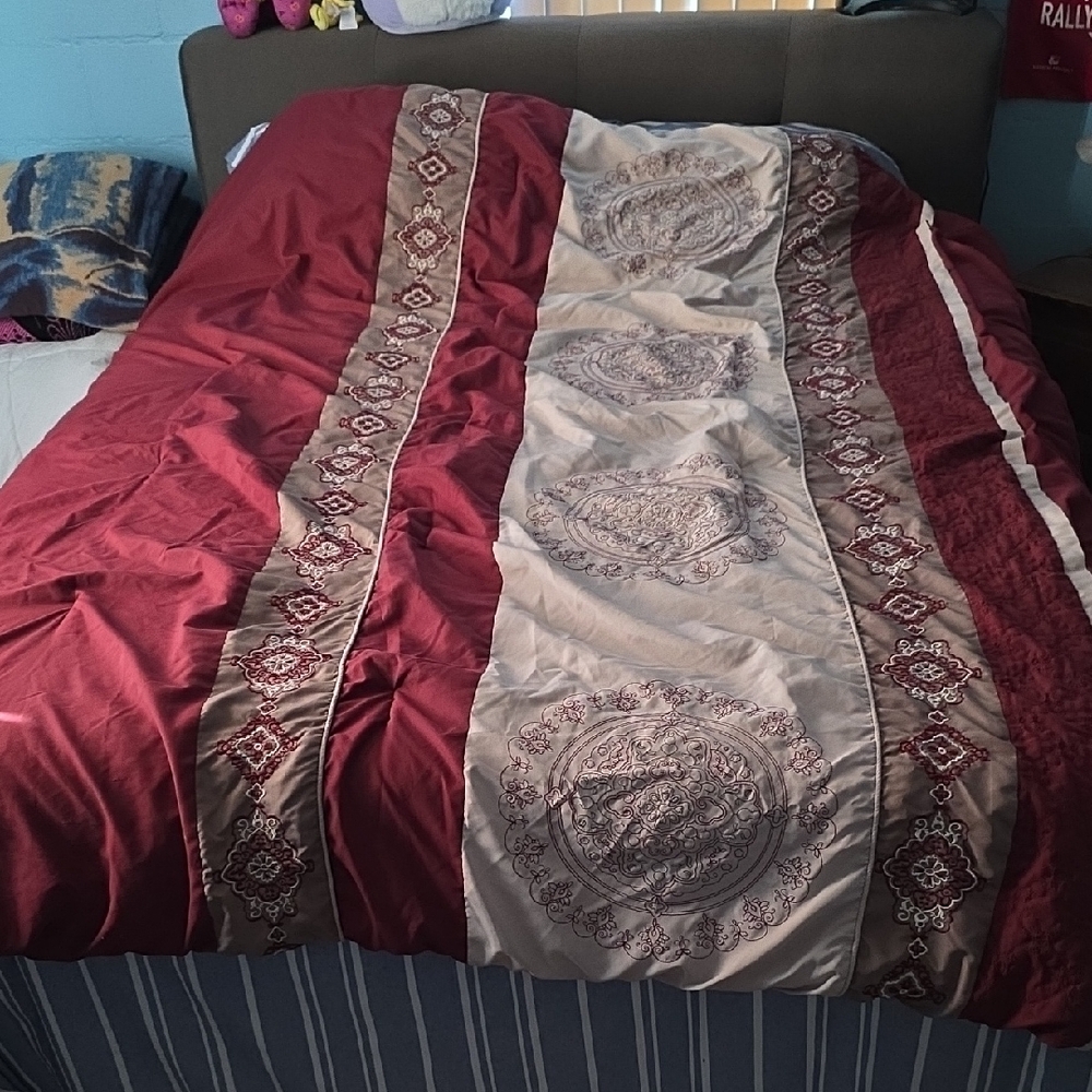 Elegant Red, Cream and Tan Comforter -Queen Size